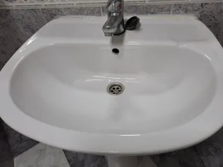 Lavabo de porcelana con pie