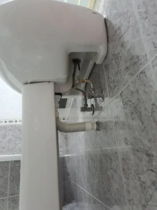 Lavabo de porcelana con pie