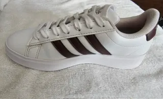 Zapatillas Adidas Blancas y Marrones