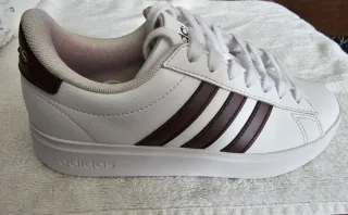 Zapatillas Adidas Blancas y Marrones