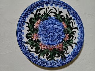 Piatti antichi in ceramica decorata
