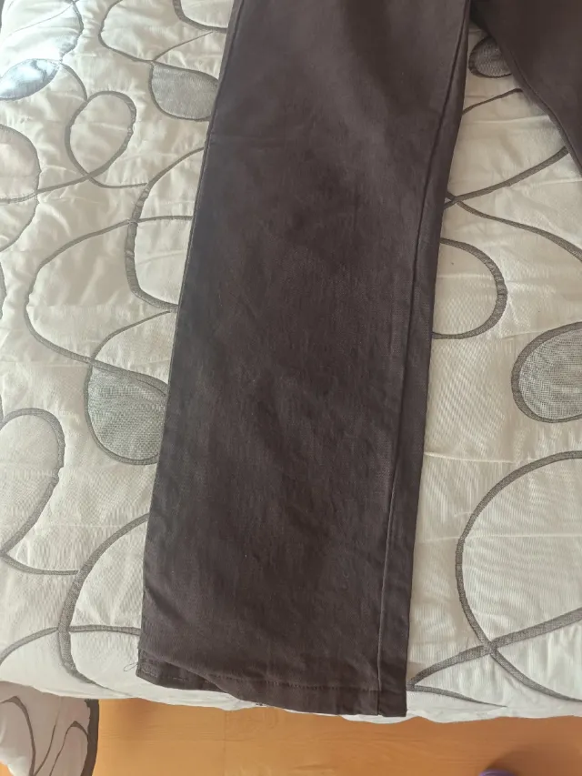 Pantalón marrón vaquero sin estrenar algo elástico