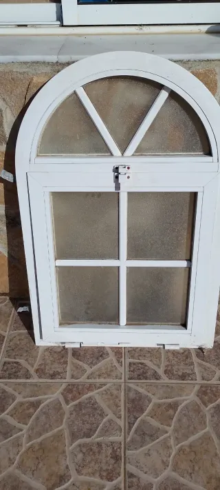 Ventana aluminio arqueada y cuadrada
