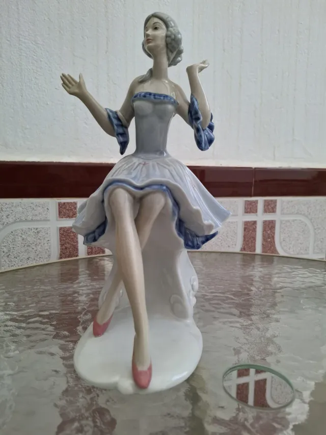 Estatua de porcelana mujer azul y blanca