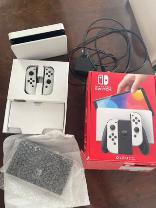 Nintendo Switch OLED completamente bianco