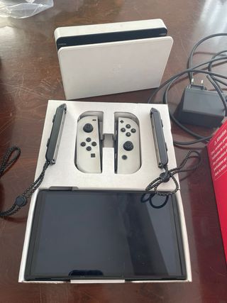 Nintendo Switch OLED completamente bianco