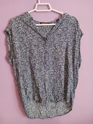 Blusa azul y blanca de algodón