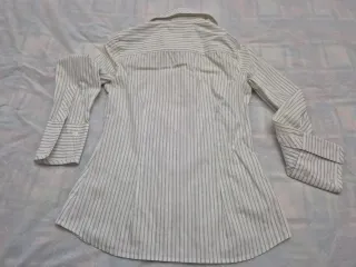 Blusa blanca con rayas verdes