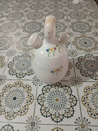 Botijo de cerámica blanco con flores