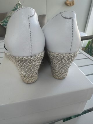 Cuñas JOSE SAENZ Piel Blanca Esparto Plateado