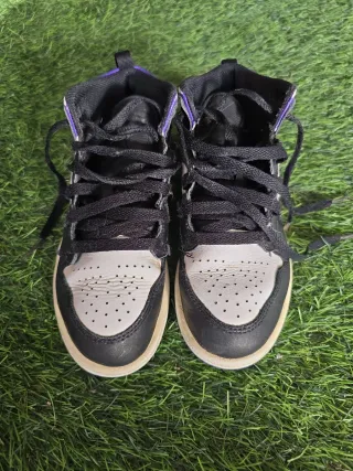 Zapatillas Jordan niña negras y moradas 33.5