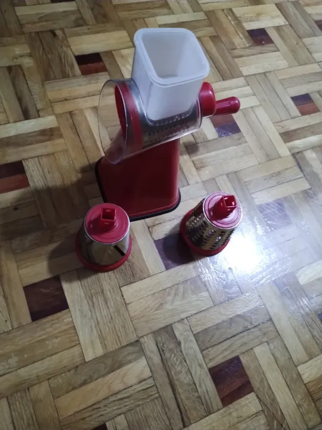 Rallador de cocina rojo y transparente