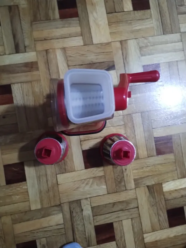 Rallador de cocina rojo y transparente