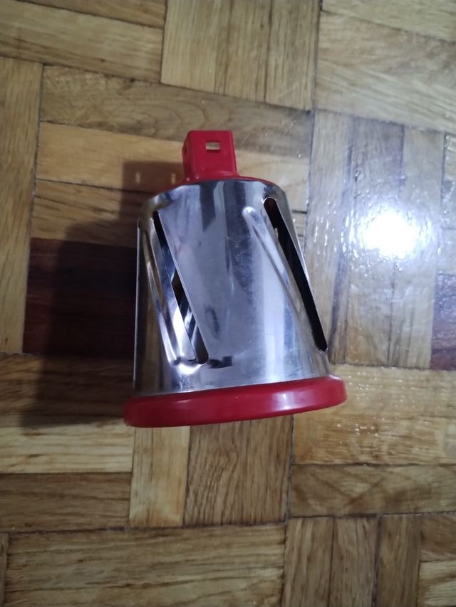 Rallador de cocina rojo y transparente