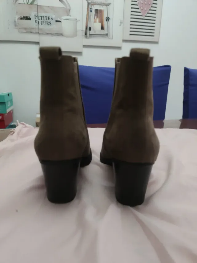 Botines marrones con puntera metálica