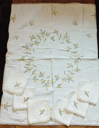 Mantel y servilletas Modernista bordado