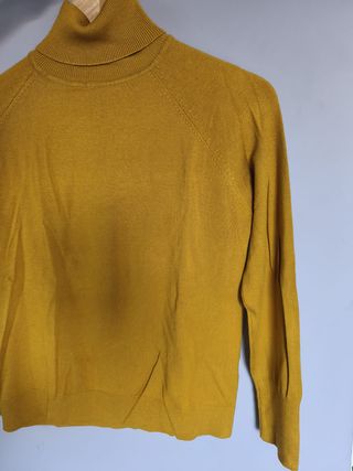 2x1 Jersey ocre cuello alto