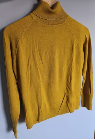 2x1 Jersey ocre cuello alto