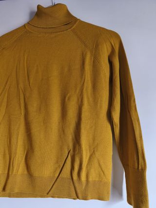 2x1 Jersey ocre cuello alto