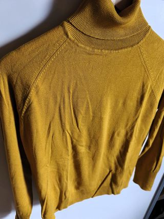 2x1 Jersey ocre cuello alto