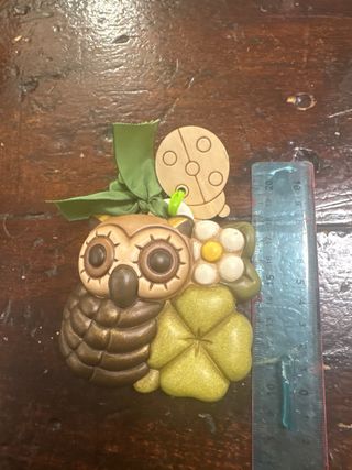 Gufo decorativo con quadrifoglio e coccinella