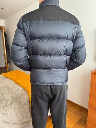 Plumífero hombre azul y negro
