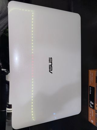 Portátil ASUS blanco 