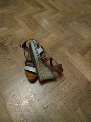 URGE Venta Sandalias de cuña  con cristalitos 