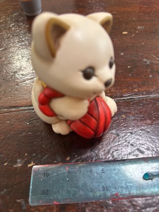 Gatto Thun con gomitolo di lana rosso