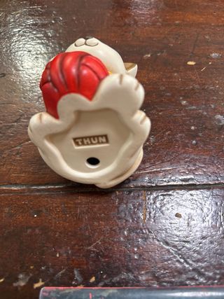 Gatto Thun con gomitolo di lana rosso