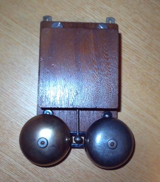 Antica suoneria telefonica in legno e metallo