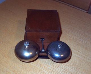 Antica suoneria telefonica in legno e metallo