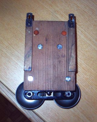 Antica suoneria telefonica in legno e metallo