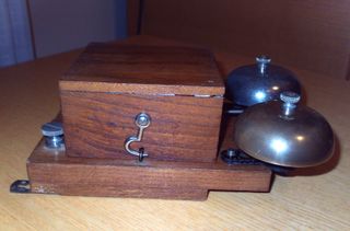 Antica suoneria telefonica in legno e metallo
