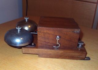 Antica suoneria telefonica in legno e metallo
