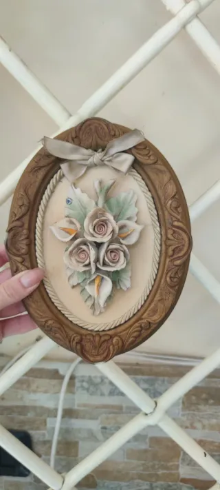 Cornice floreale vintage in ceramica
