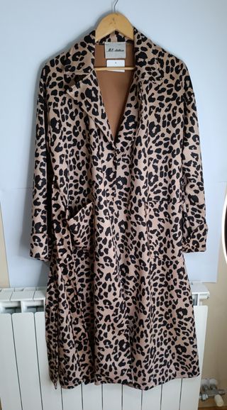 Gabardina oversize animal print