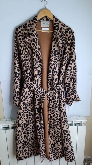 Gabardina oversize animal print