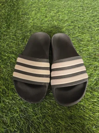 Chanclas Adidas Negras y Blancas