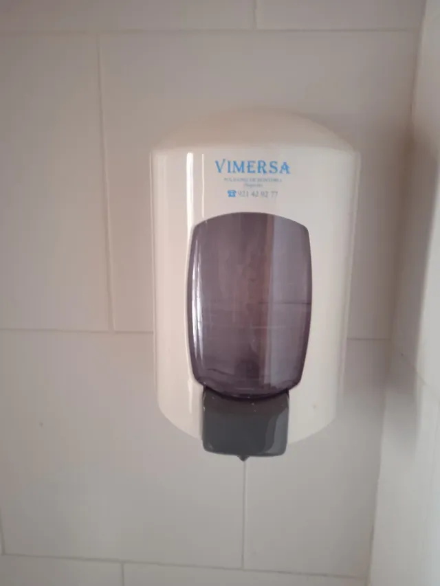 Dispensador jabón y portarrollos