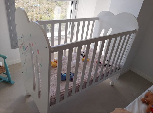 Cuna blanca para bebé con colchón