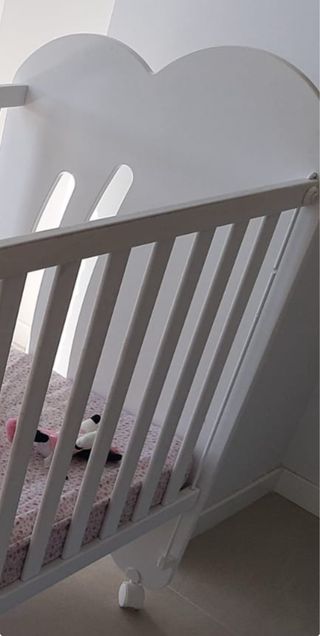 Cuna blanca para bebé con colchón