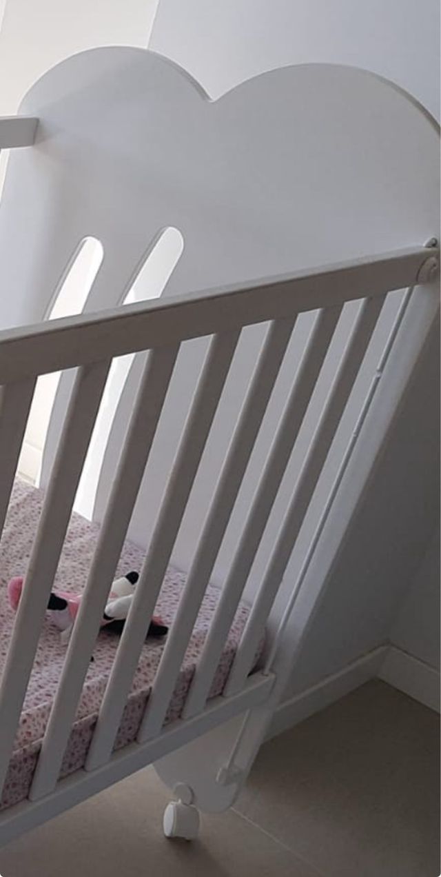 Cuna blanca para bebé con colchón