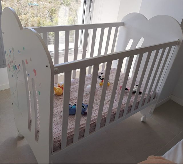 Cuna blanca para bebé con colchón