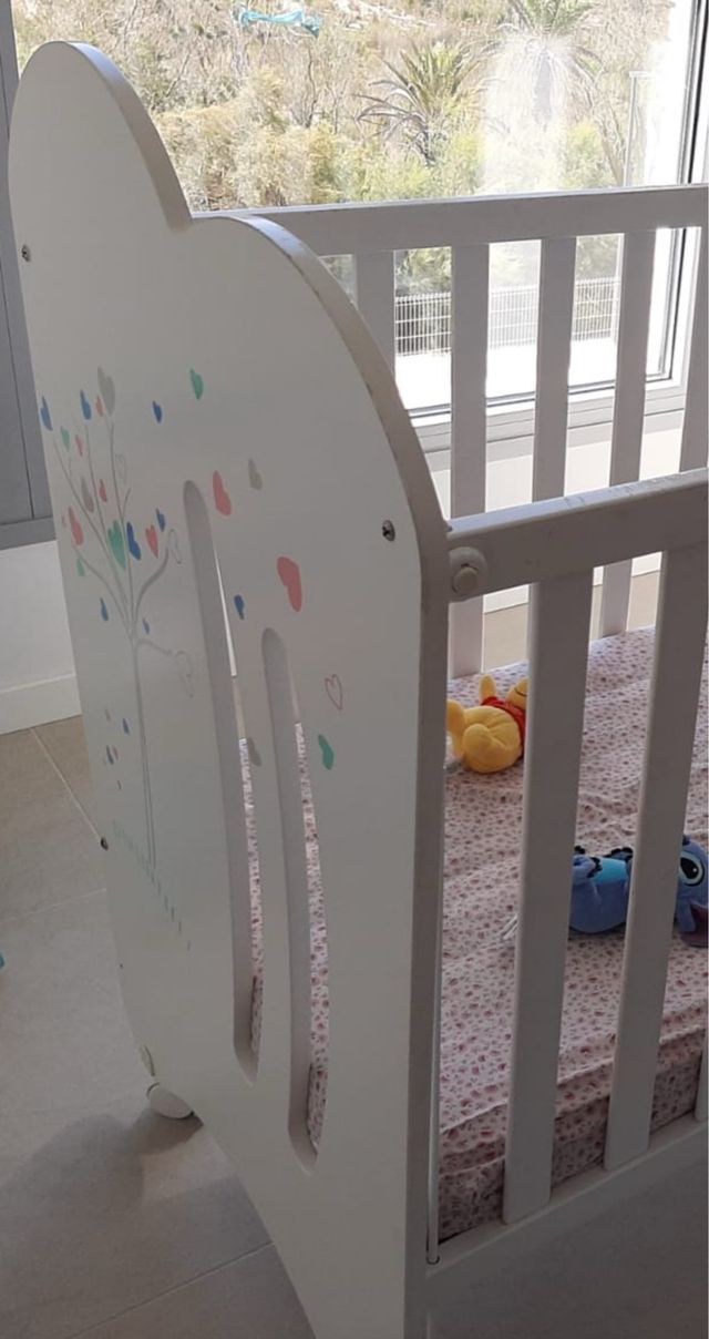 Cuna blanca para bebé con colchón