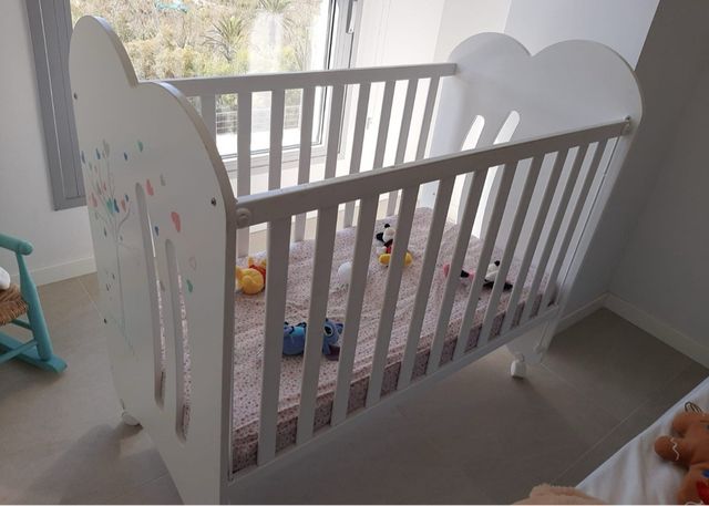 Cuna blanca para bebé con colchón