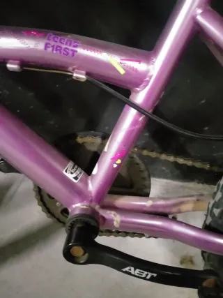 Bicicleta infantil morada con cesta
