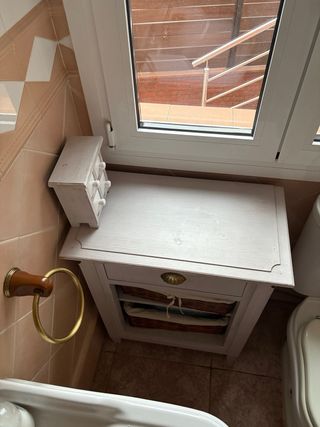 Mueble lavabo madera y mimbre