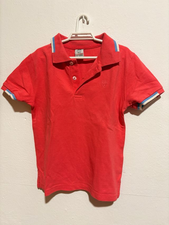 Polo rojo con detalles