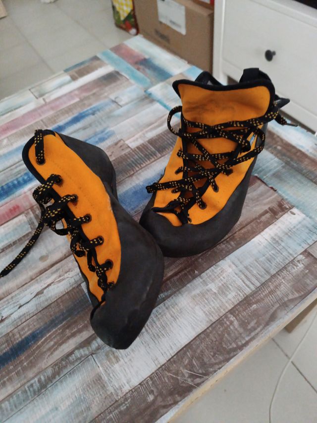 Pies de gato escalada naranja y negro